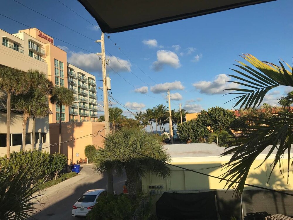 Hotel Lovely Apt, Hollywood Beach, 1/2 Block From Ocean! - Image 1