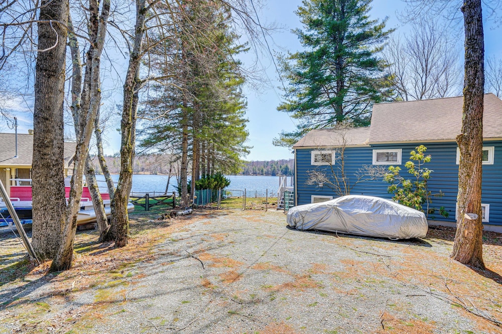 Watercrafts & Dock: Stunning Lakehouse in Becket!