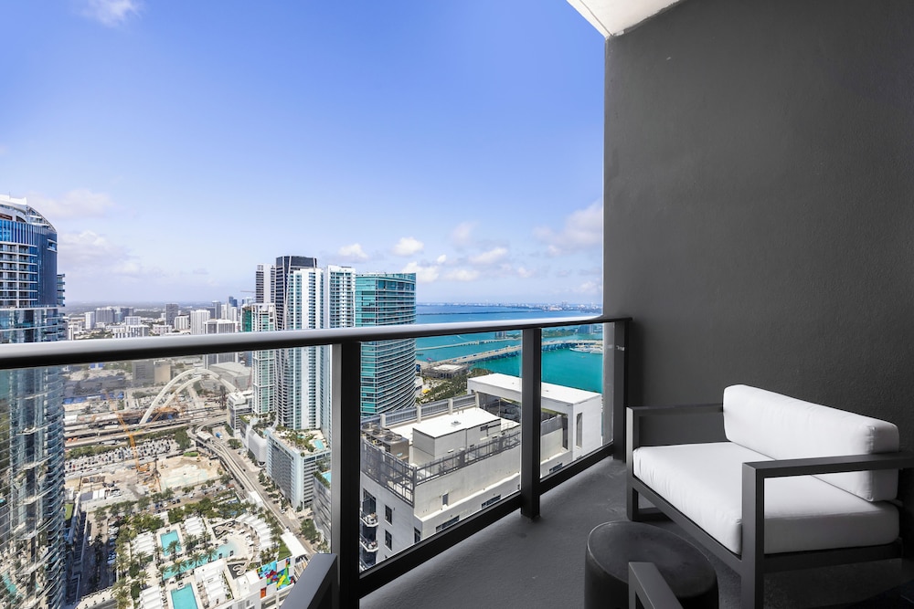 Lux Studio W City Views and Pool