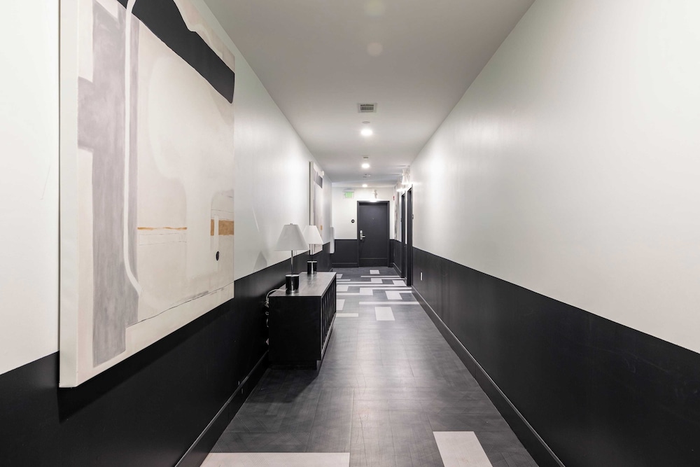 Dual Bachelor Pads w/ Rooftop Lounge & Games Sleeps 26 5 Min to Broadway