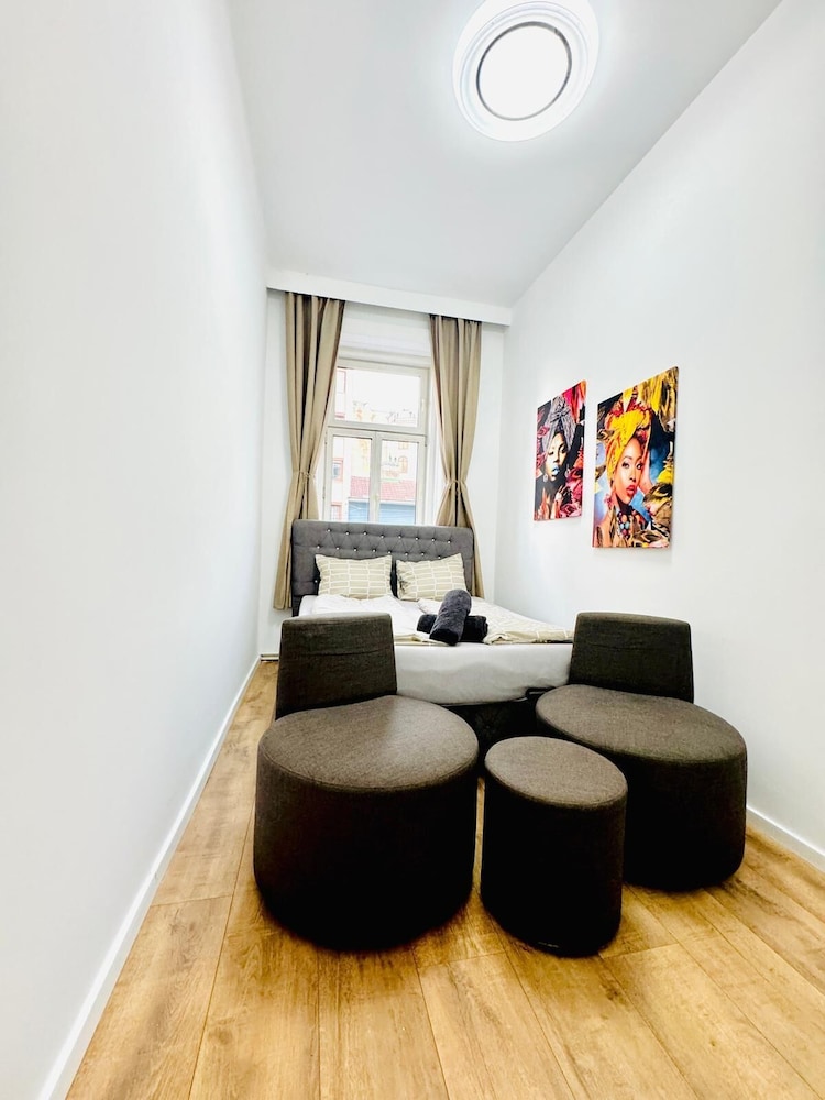 Family 9BR Apartment Near Augarten