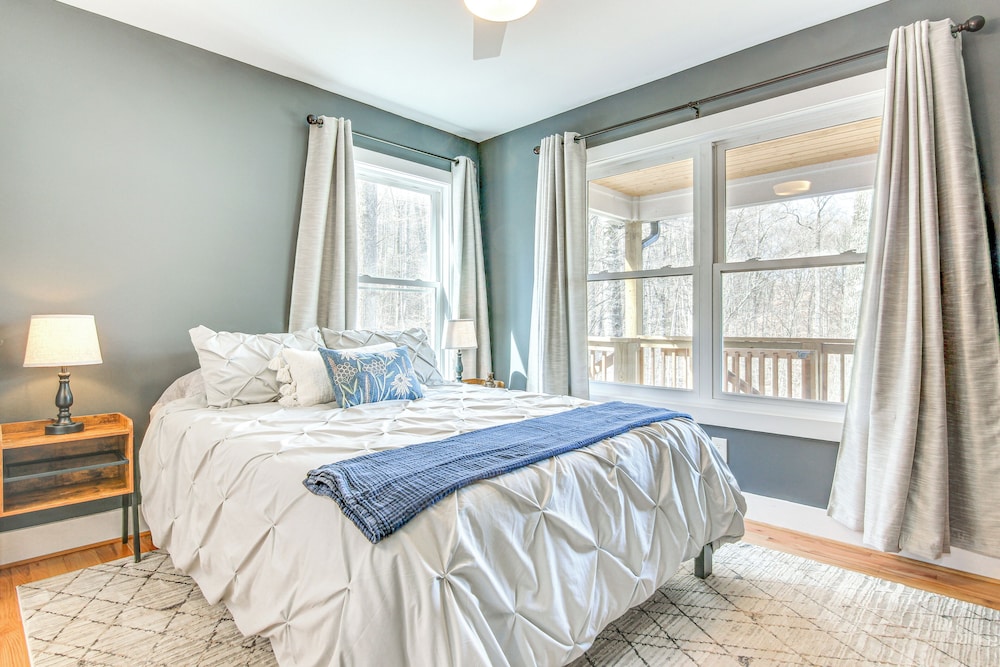 Modern Retreat w/ Mtn Views in Maggie Valley!