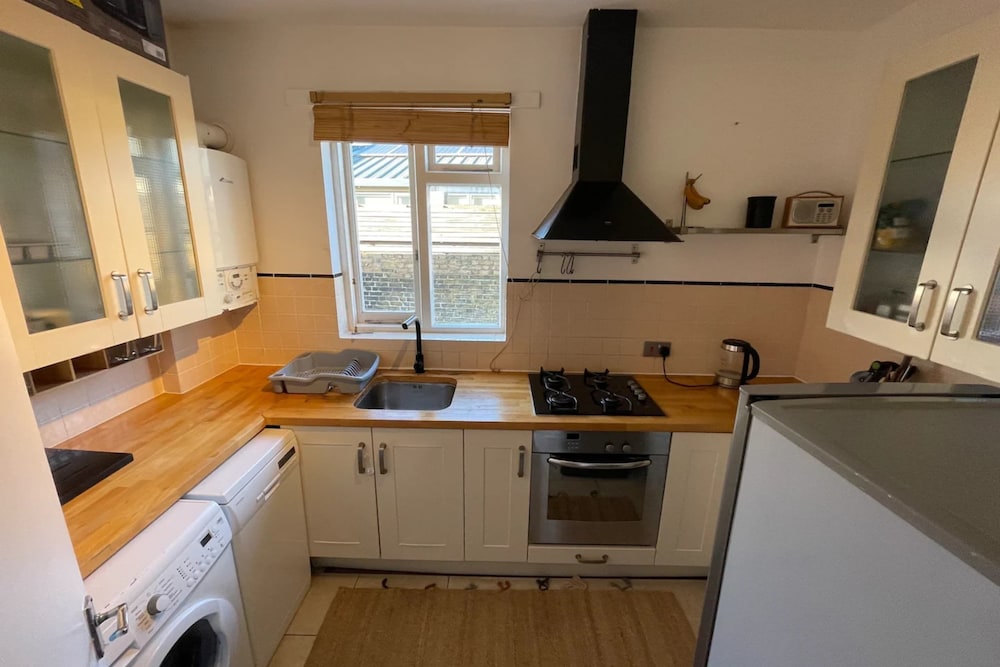 Charming and Serene 2 Bedroom Flat - Sands End