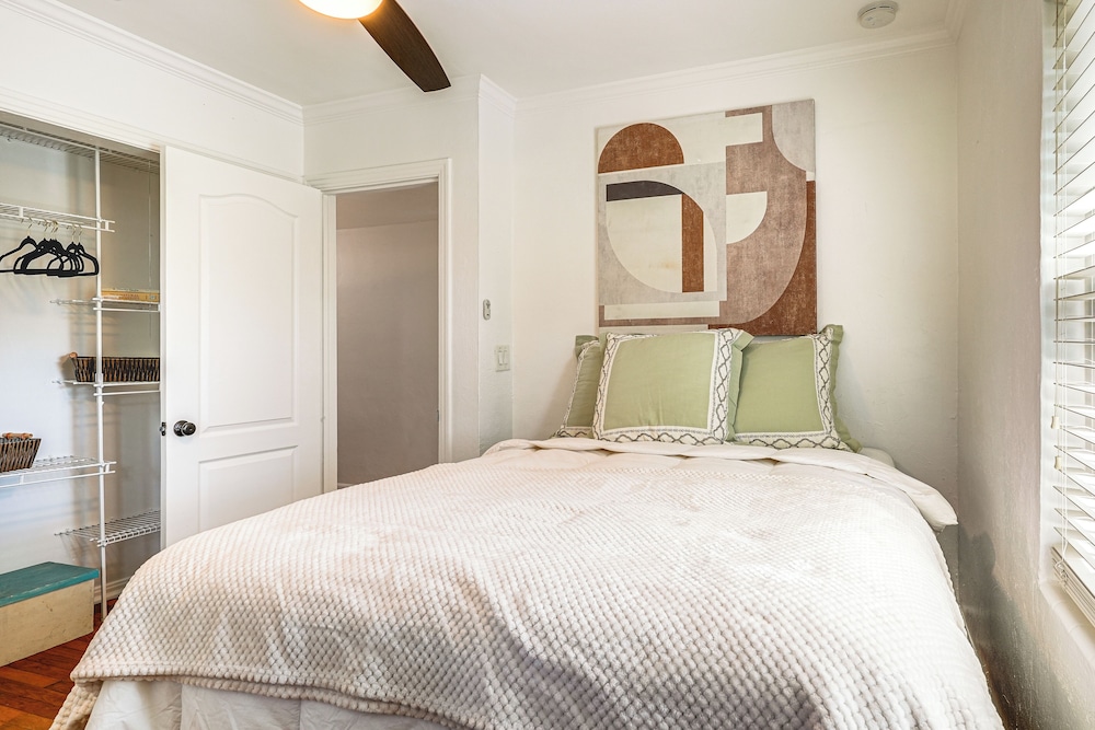 Walk to Parks & Golf: Artsy Bungalow in Lakeland!