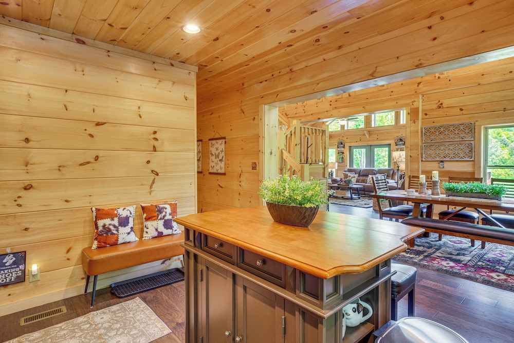 Lakefront Cabin in Elk Park w/ Hot Tub & Mtn Views