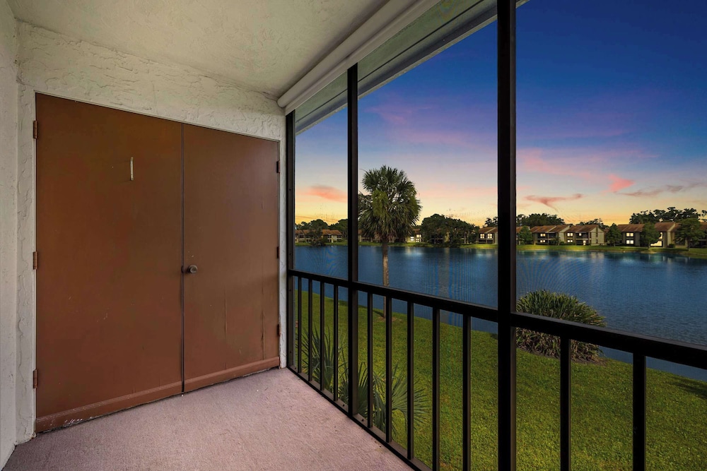 Modern Lakeside Condo 2 Bed, 2 Bath Oldsmar, FL
