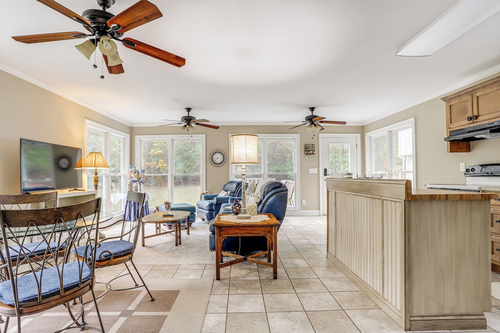 8 Mi to Lake Lanier: Guest House in Buford!