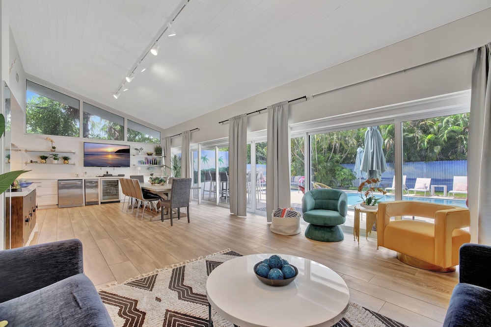 Seabreeze - 6BR Pool and Steps to Beach