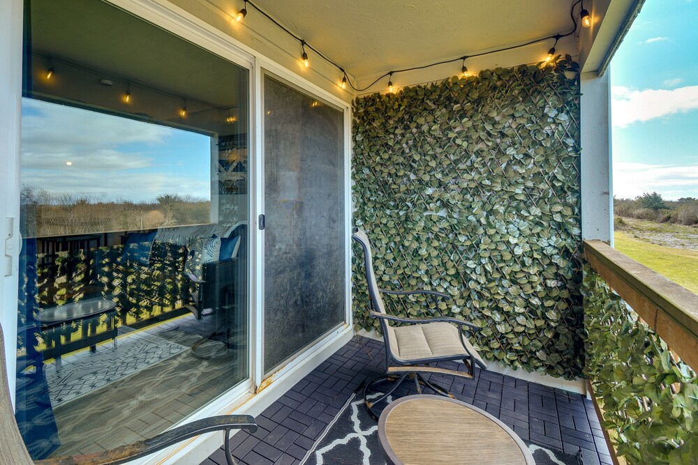 Walk to the Beach: Ocean Shores Condo! view 3