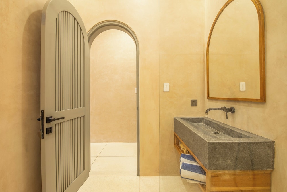 Sleek 2BR Villa, 5 Minutes to Bingin Beach