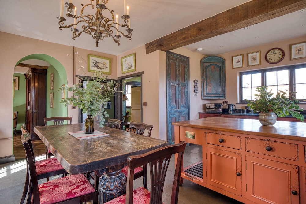Stunning 4BD Home in Worcestershire