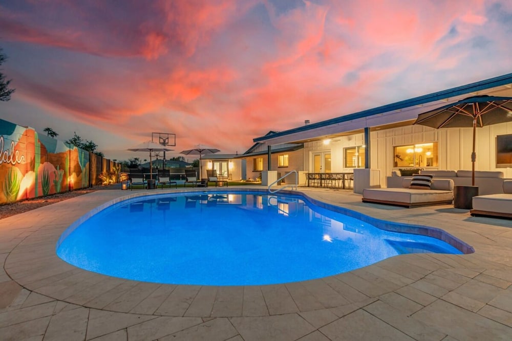 The Monterey Resort Style Pickleball Pool Putt