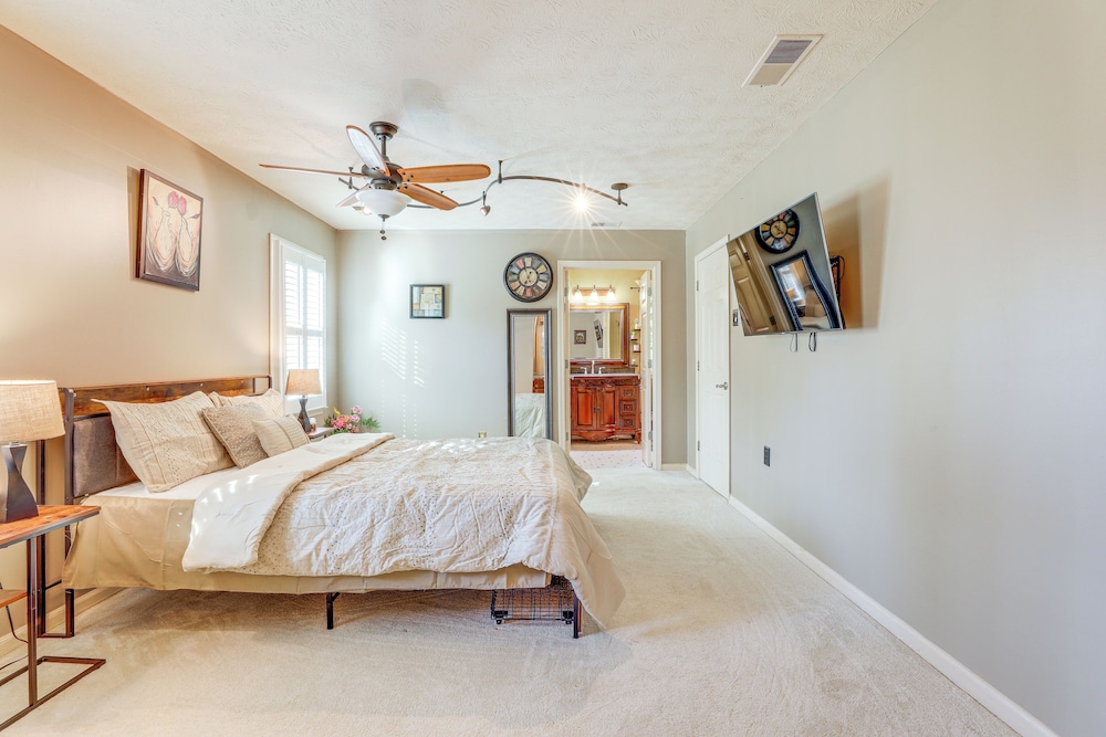 6 Mi to Stone Mountain Park: Home w/ Deck!