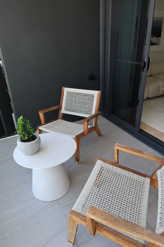 Luxury Palm Beach 1 BDR in The Village