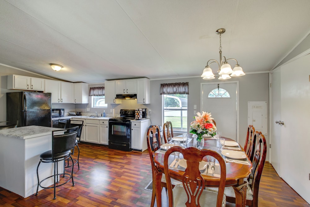 1 Mi to US Marine Base Albany: Cozy Getaway!