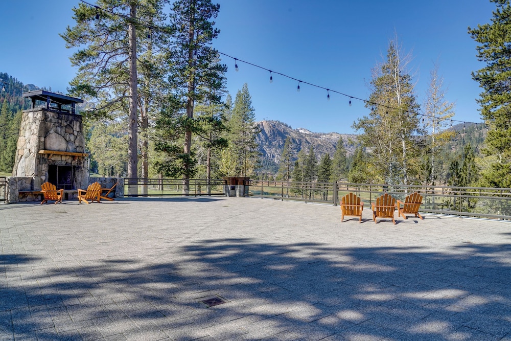 Lake Tahoe Vacations - Breathtaking Olympic Valley Gem: Walk to Chairlift - Property Image 16