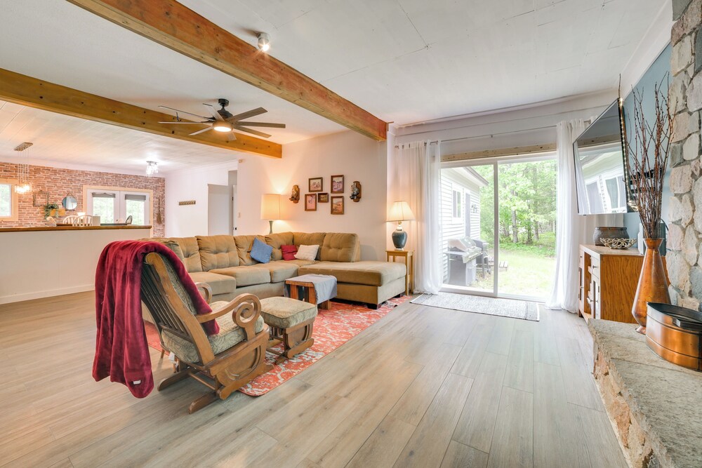 Updated Cabin w/ 2 Suites, Fire Pit & Forest Views