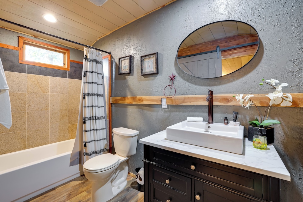 Walk to Grand Lake: Pet-friendly Grove Getaway!
