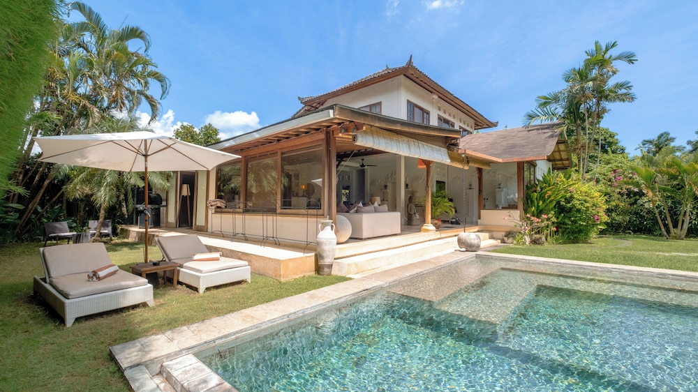 Villa Mogi by Villa Finder