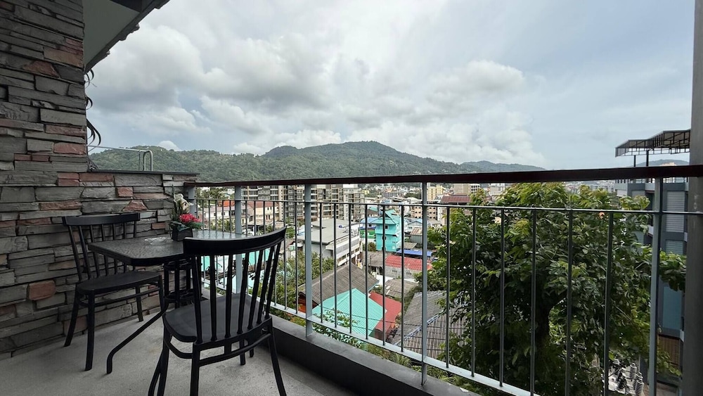 Emerald 307 - Studio With Balcony and Shared Pool