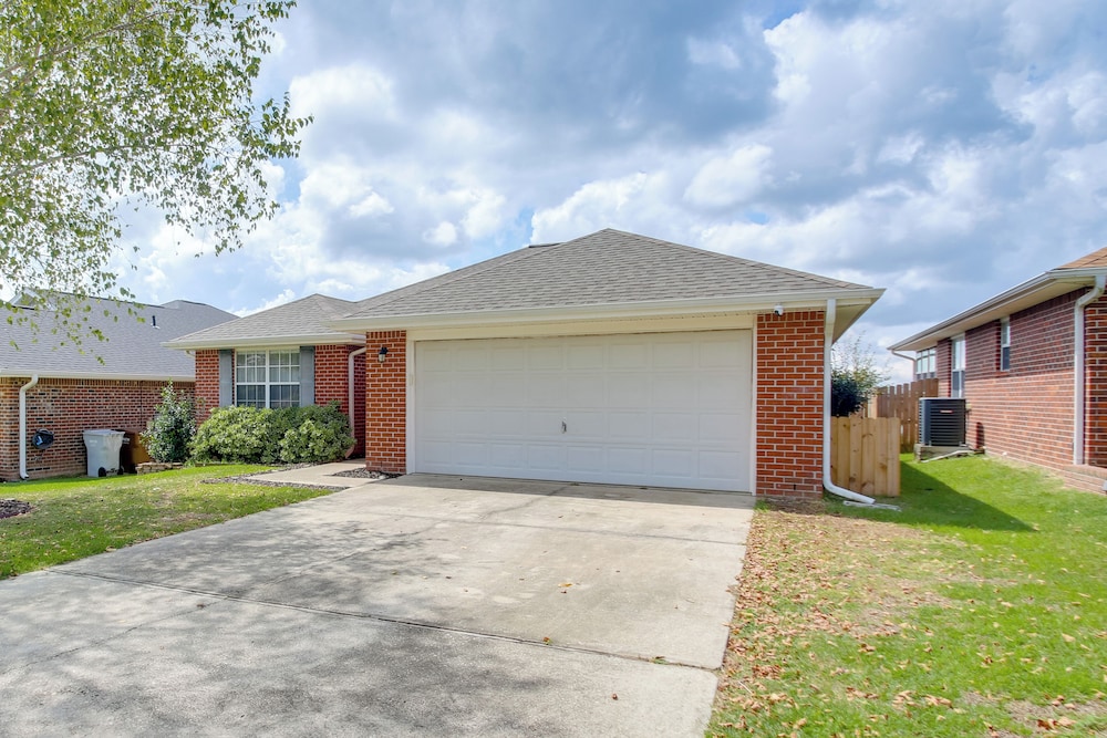 3 Mi to Escambia Bay: Home w/ Deck & Private Yard!