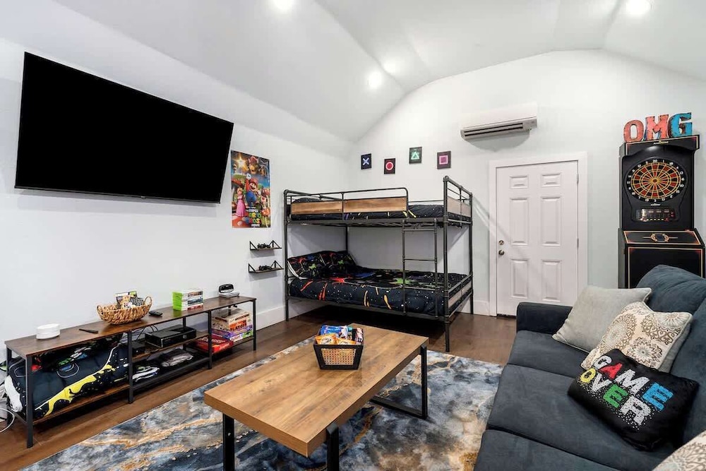 Terracotta Retreat/ Sleeps 30!