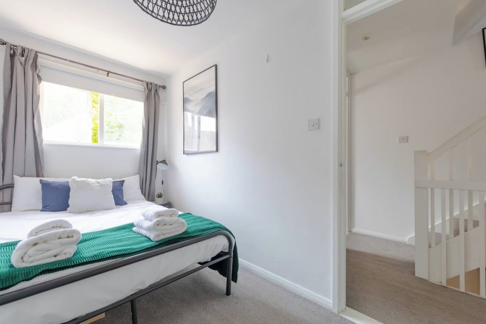 Lovely 4 Bed House w Garden, 1 Stop to Waterloo