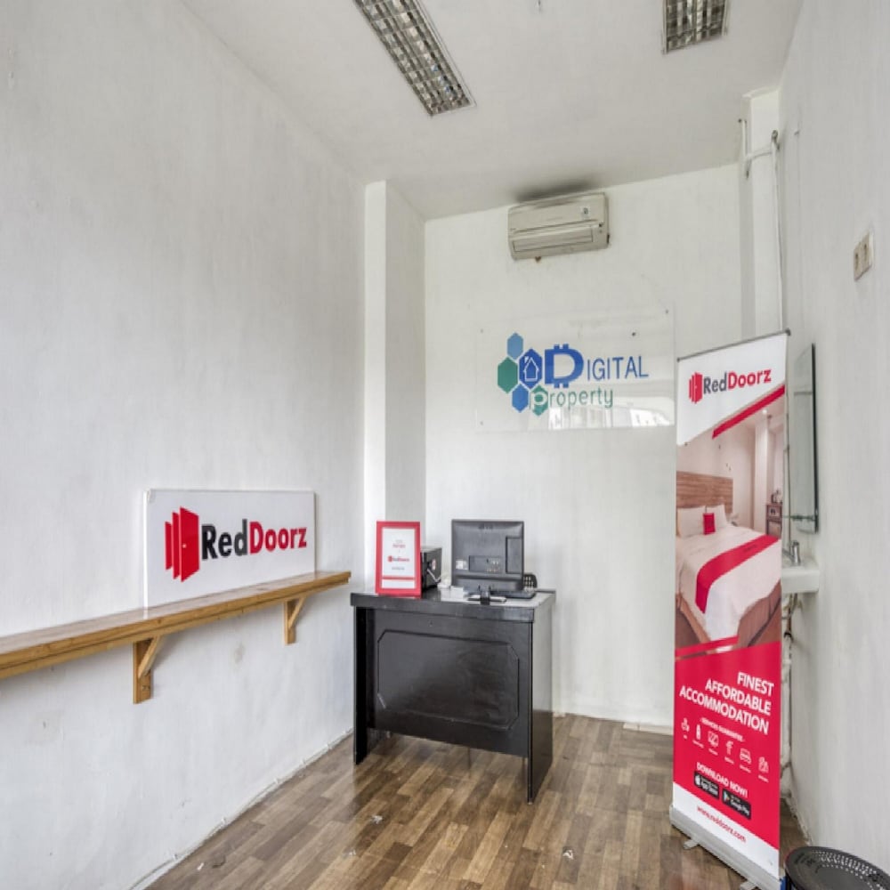 RedDoorz Apartment @ Green Bay Pluit view 2
