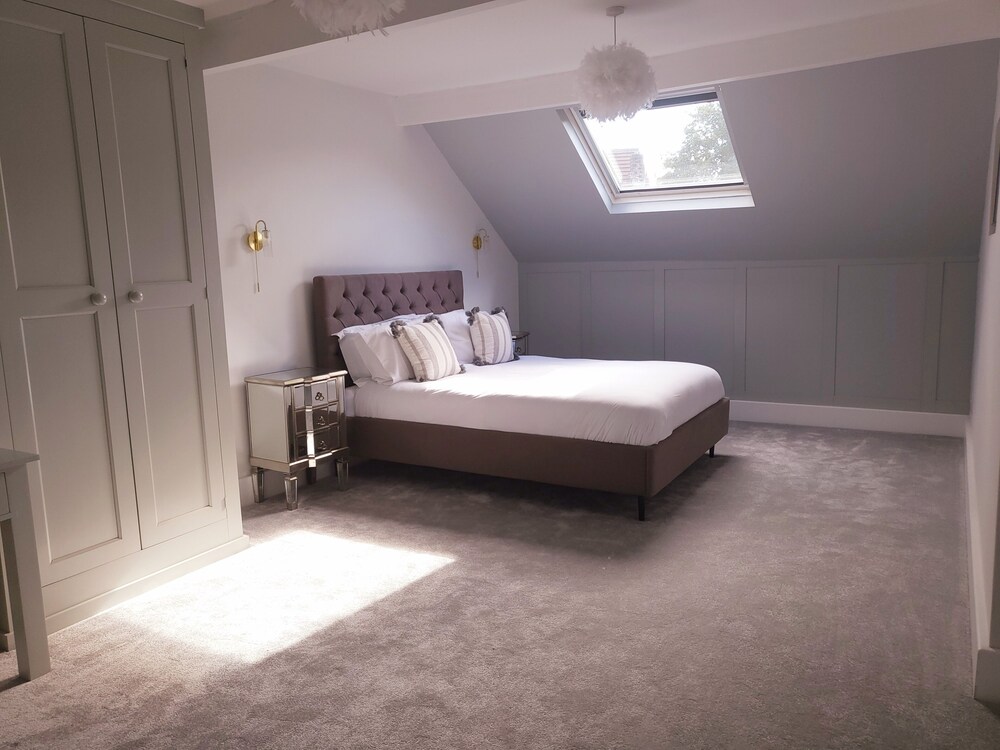 Remarkable 4-bed House in Sheffield view 5