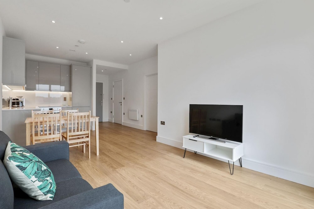 Contemporary 1 Bedroom Apartment - Chinese Quarter - Birmingham City Centre view 2