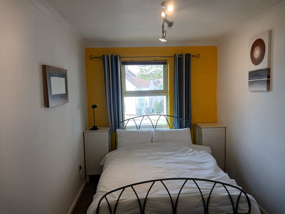 Cosy 1-bed Apartment in Swindon, Private Parking view 3