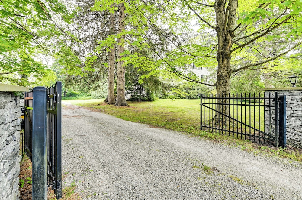 1 Mi to Vineyard: Serene Berkshires Country Escape