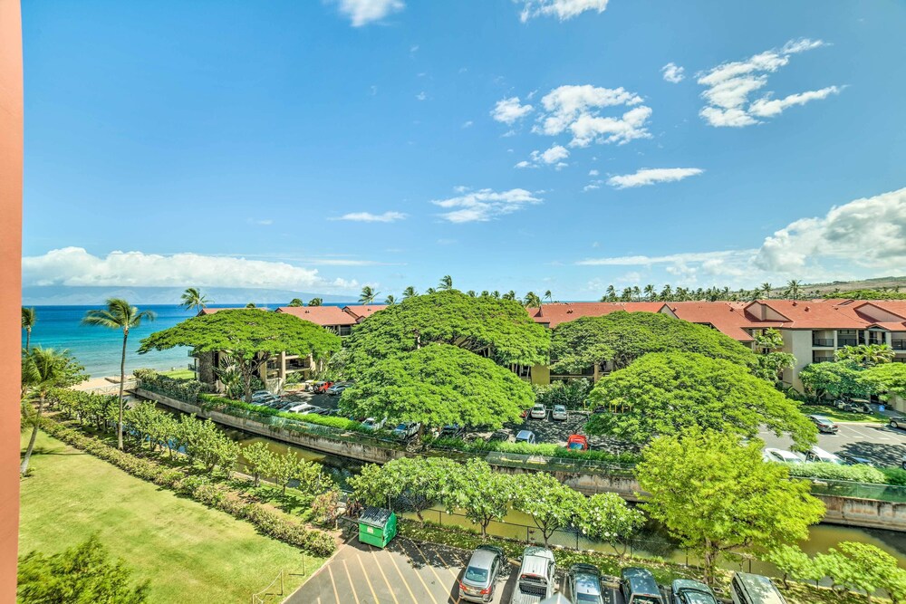 Cute Beachfront Condo w/ Lanai & Resort Pools