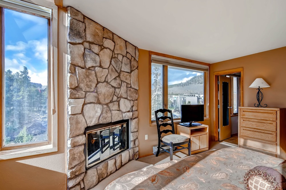 3bdr Condo-master Fireplace, Upgraded Kitchen, Kids Ski Free 3 Bedroom Condo by RedAwning