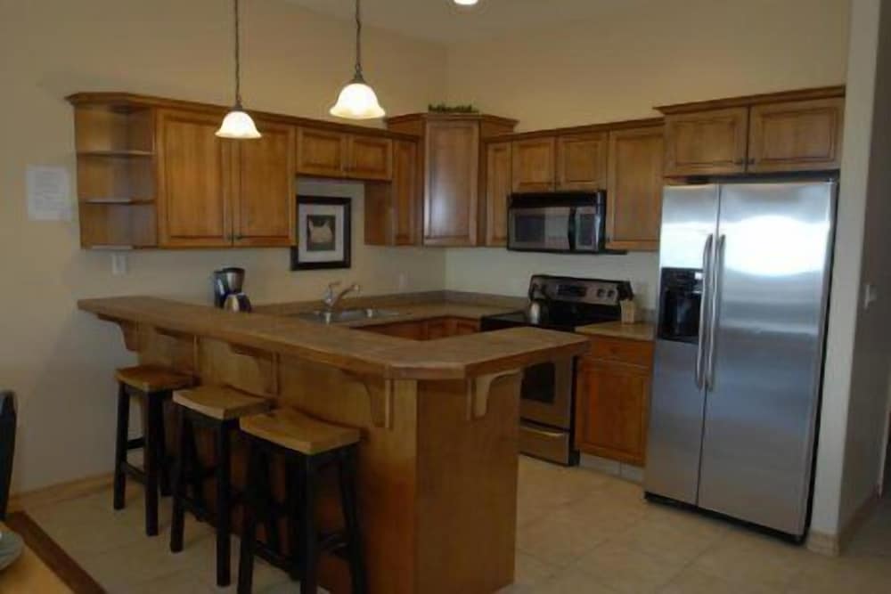 Sullivan Stone Lodge by Rocky Now view 5