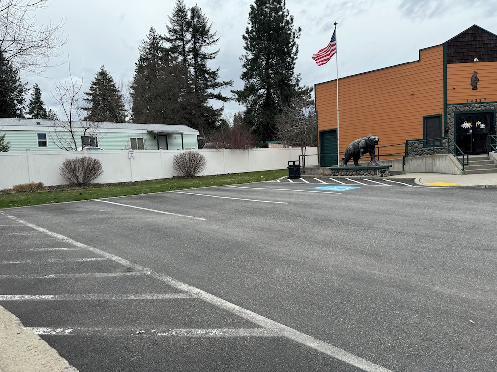 Grizzly Lodge Motel
