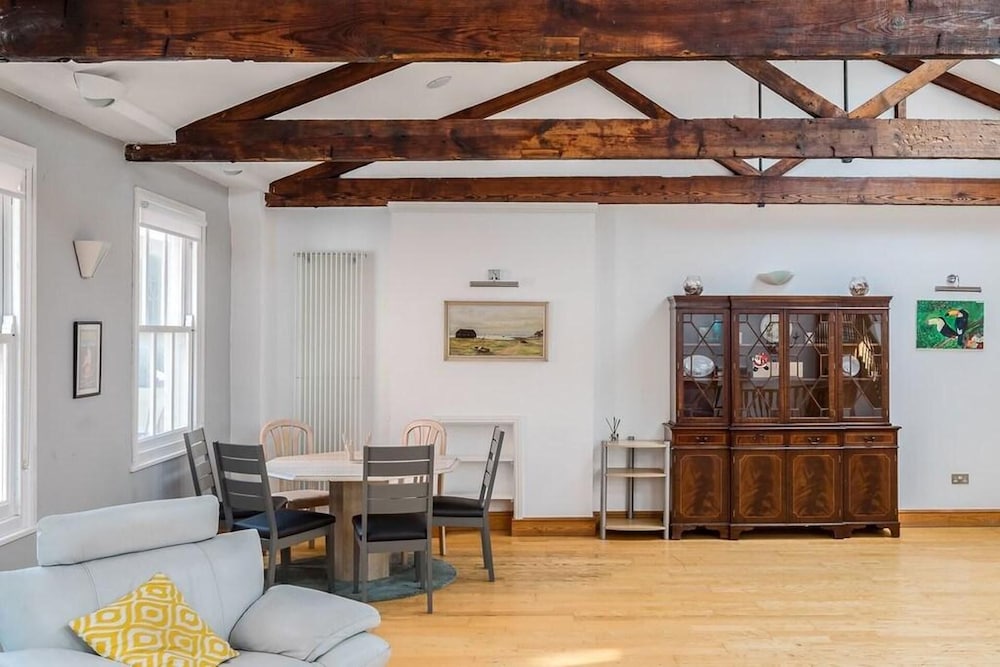 Specious Family Kensington 5-bed House, Sleeps 12