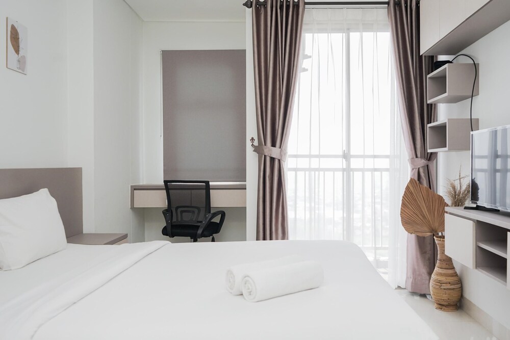 Elegant and Relaxing Studio Apartment at Springwood Residence