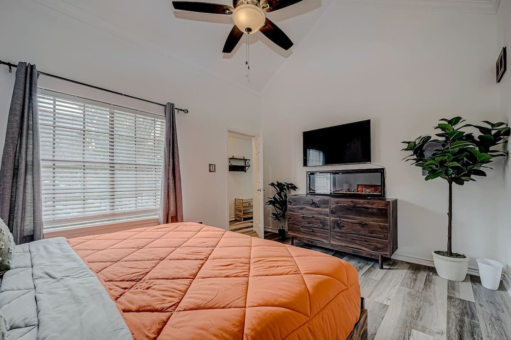 Upscale 1BR Condo in Med Center