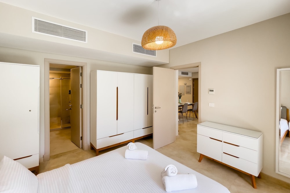 Xuru Stays I Exotic 1bdr w/ Outdoor Terrace Pool & Beach Access
