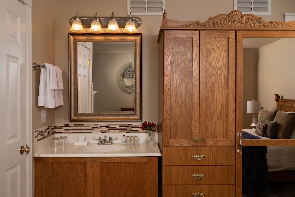 The Oakwood Inn Okoboji - Adults Only