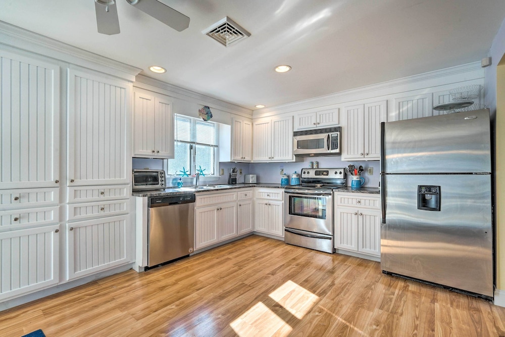 Charming East Falmouth Home: Walk to Private Beach