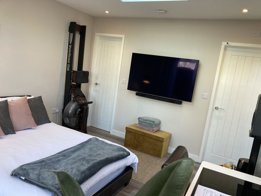 Contemporary Guest House With Outside Barrel Sauna view 5