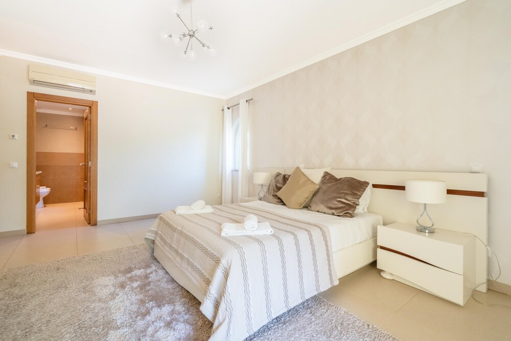 Villa Amarela - Luxurious 4 Bedroom Villa in Lagos
