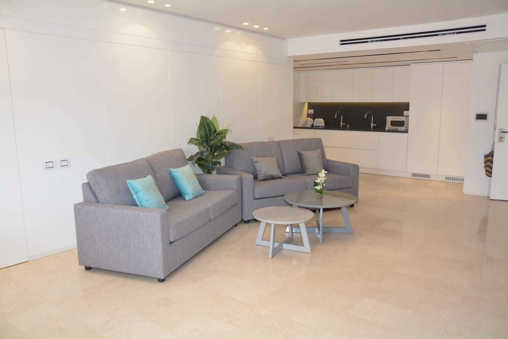 Renovated White 3BD next to Beach - Pool