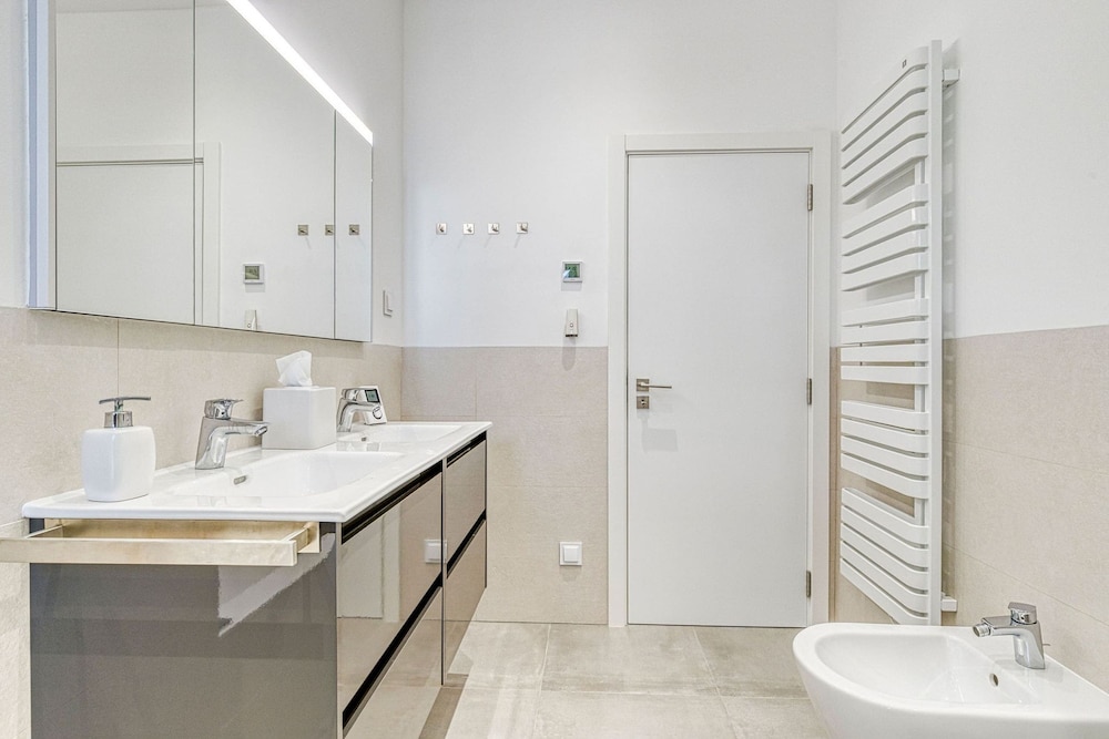 Manatee Modern Luxurious Villa