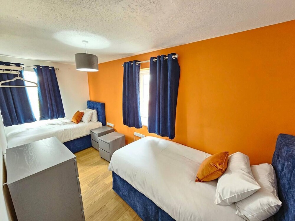 Amazing 4BR Near Hospital, Free Parking, Sleeps 10 view 2