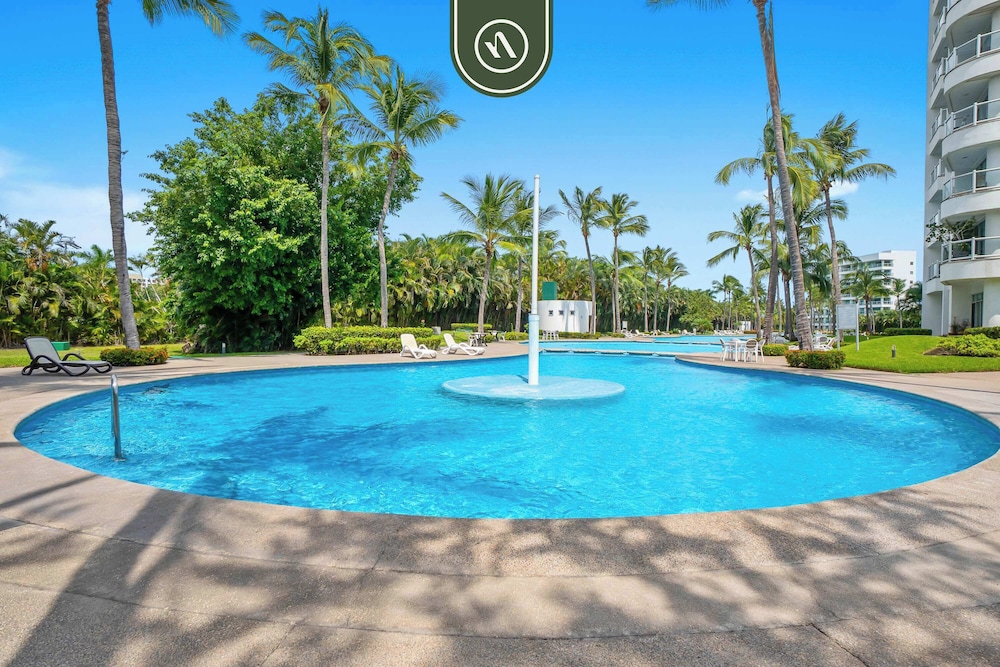 Stylish 2 BR Condo - Pools - Golf - Membership