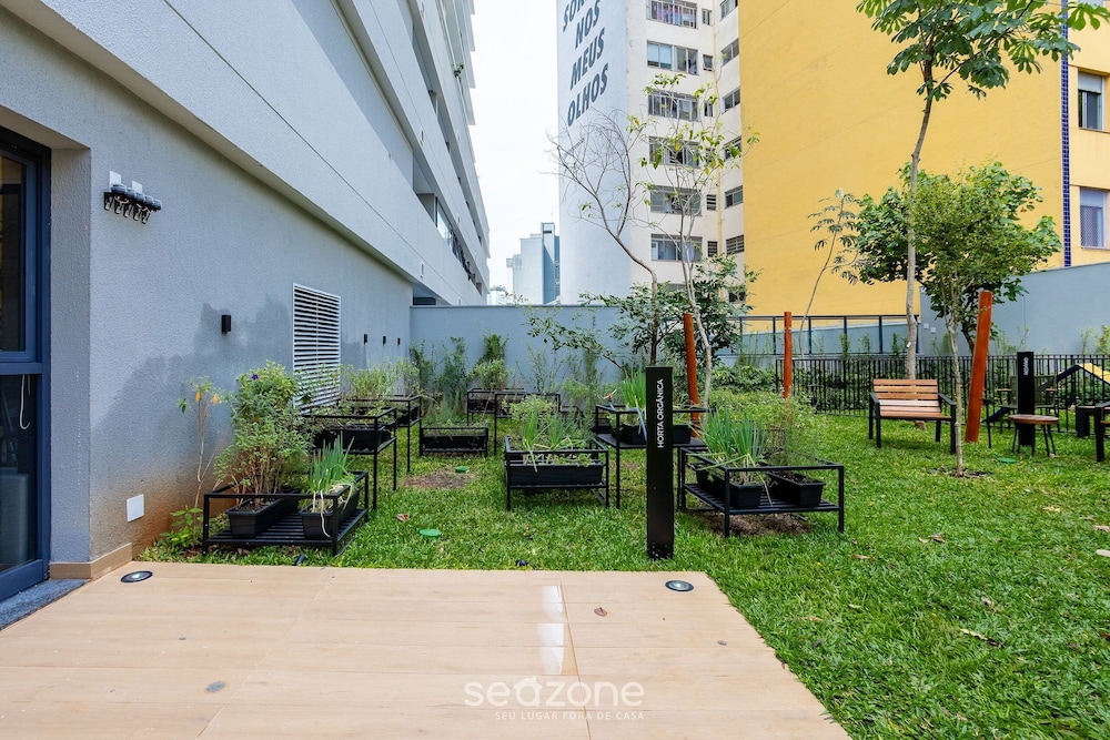 Apt w/ Balcony & View, 650m From the Metro Nik0504