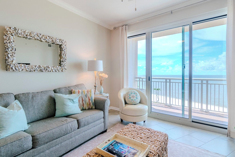 Relax in This Beautifully Cozy 2-bedroom, 2 Bathroom Condo. Sleeps 6!!